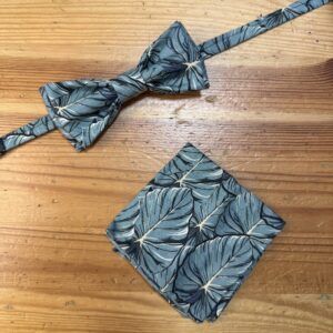 Lazo de corbata y pañuelo con estampado tropical de hojas en tonos azules para mujer.