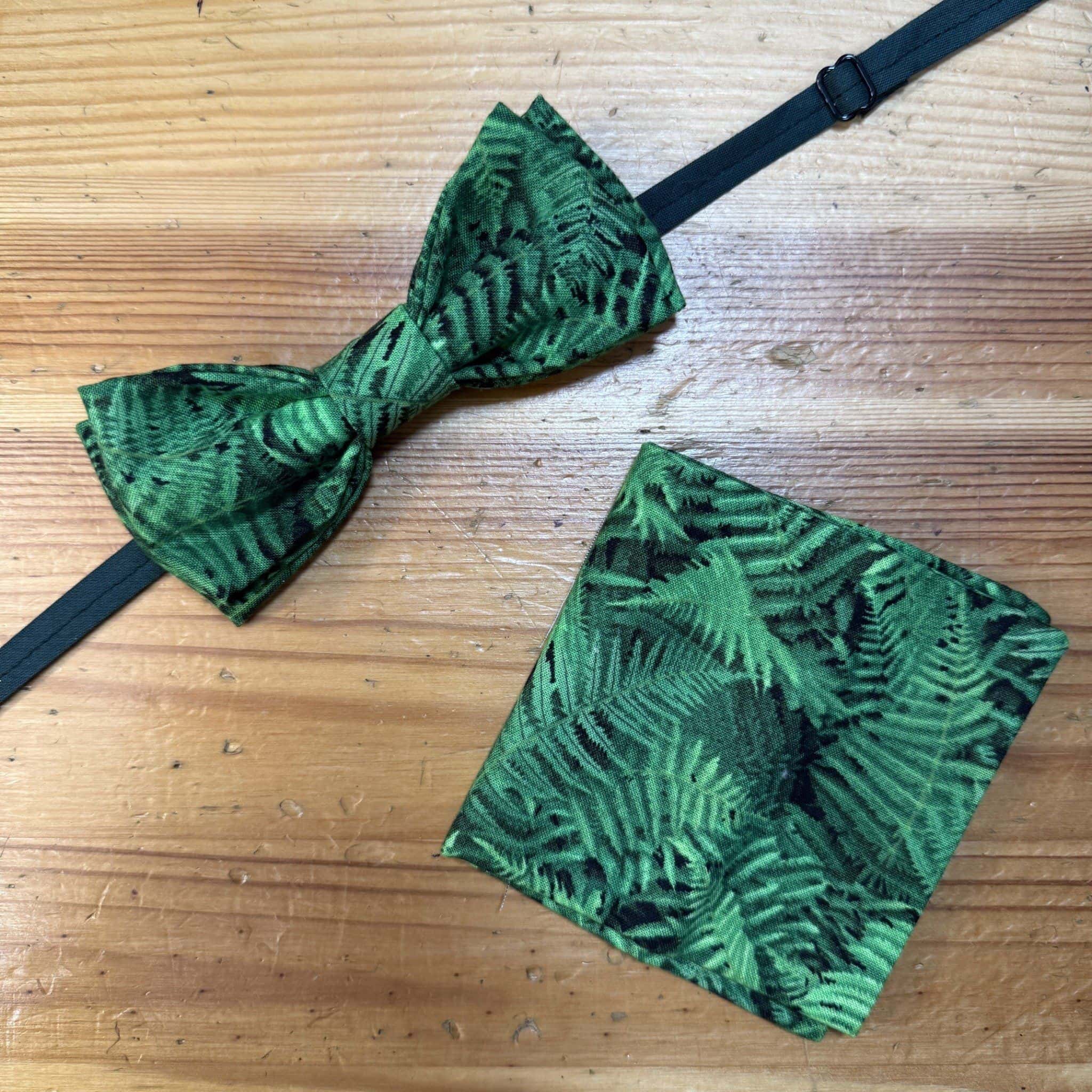 Exclusivo conjunto de accesorios con estampado tropical y hojas verdes.