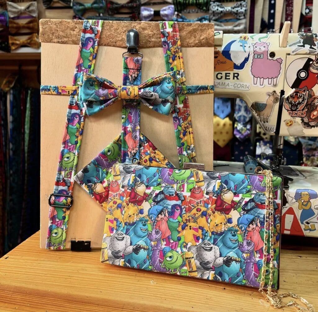 Colgante y bolso con estampado de personajes infantiles, ideal para accesorios de moda y regalos divertidos.