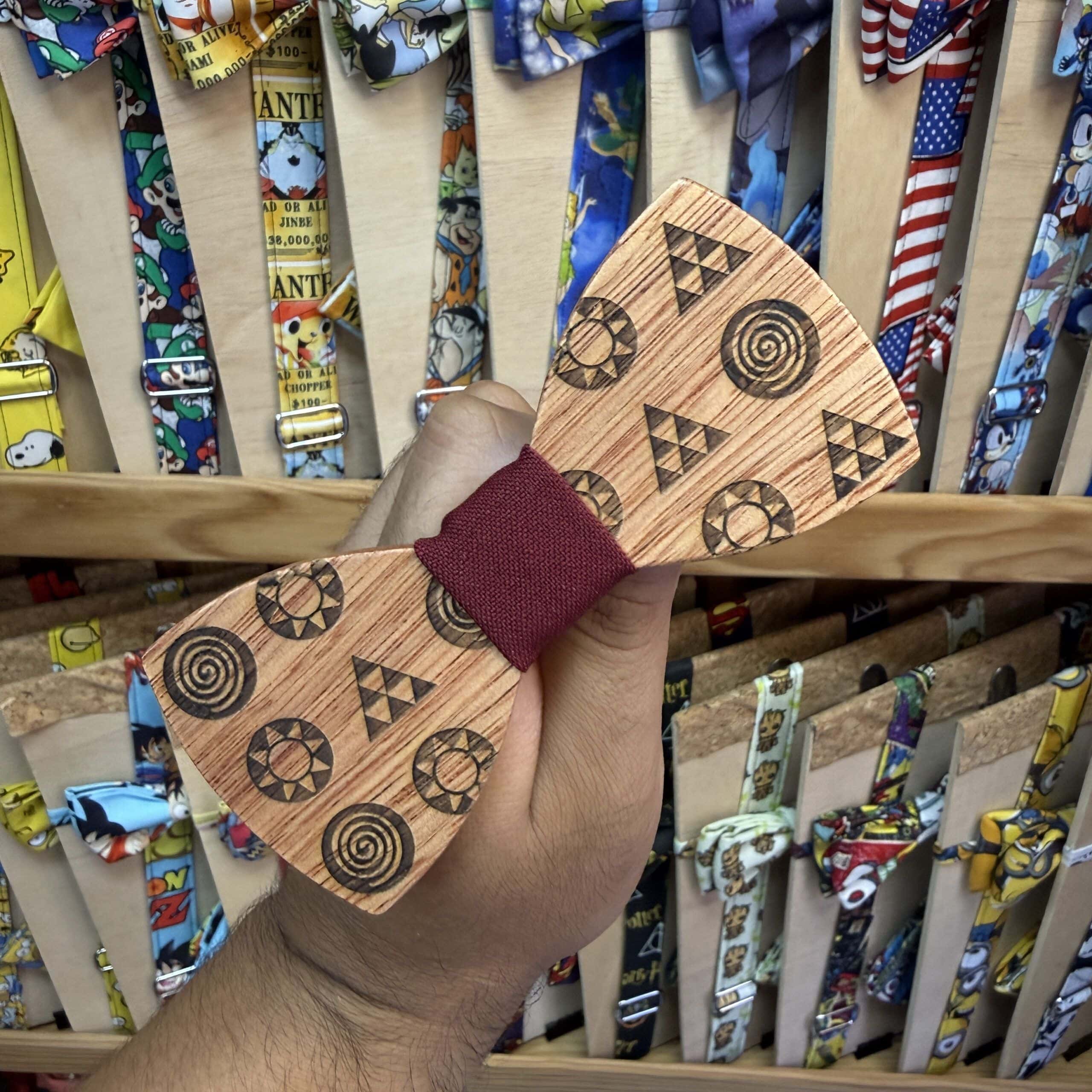 Bola de madera con símbolos de videojuegos, en tienda de accesorios de moda y artículos para eventos.