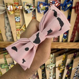 1. Lazo rosa con estampado de gatos negros, accesorio de moda divertido y adorable.