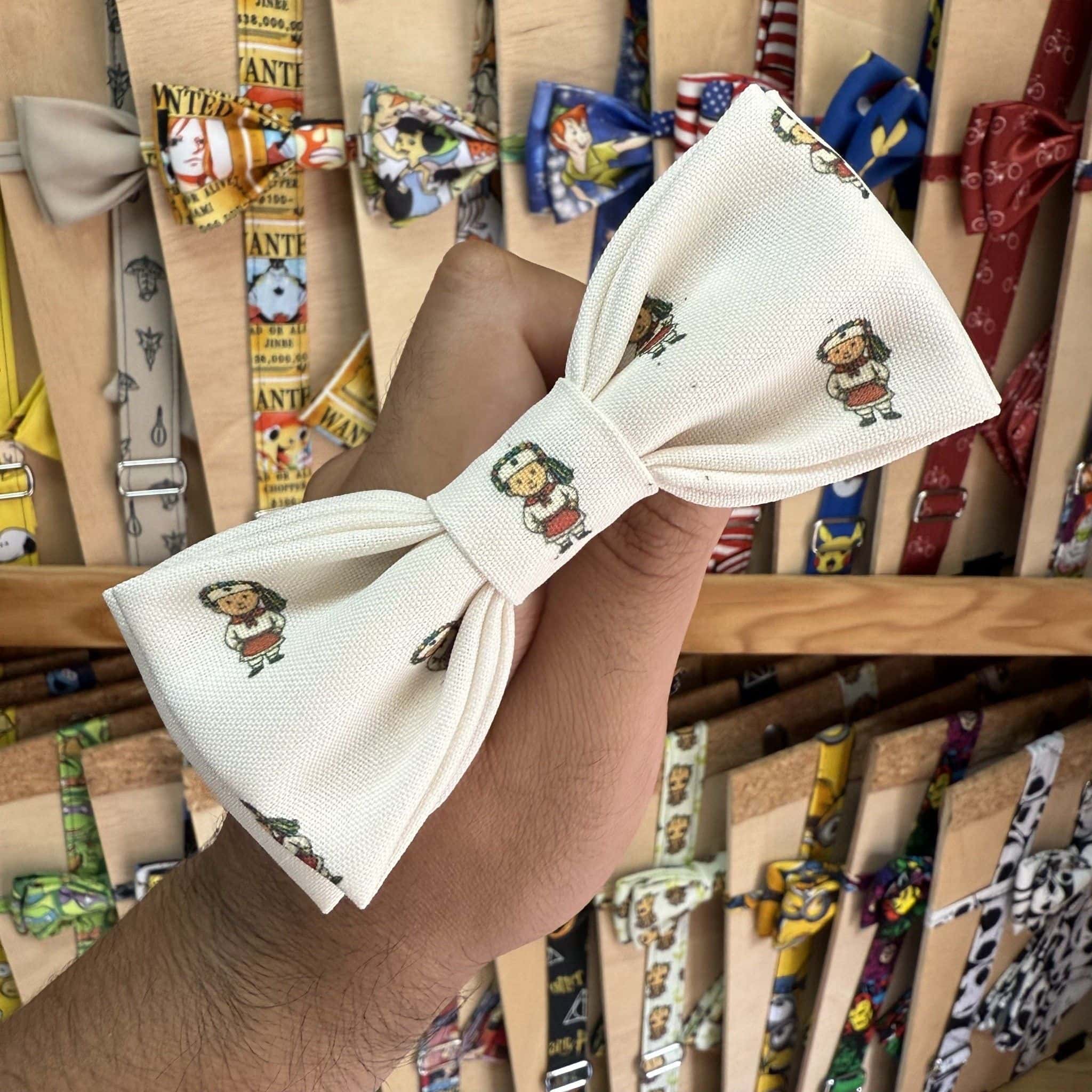 1. Lazo de tela blanca con dibujos de personajes infantiles en tienda de accesorios.