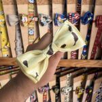 1. Diadema de tela con estampado de vaca para mascotas y niños, ideal para accesorios divertidos y originales.