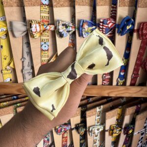 1. Diadema de tela con estampado de vaca para mascotas y niños, ideal para accesorios divertidos y originales.
