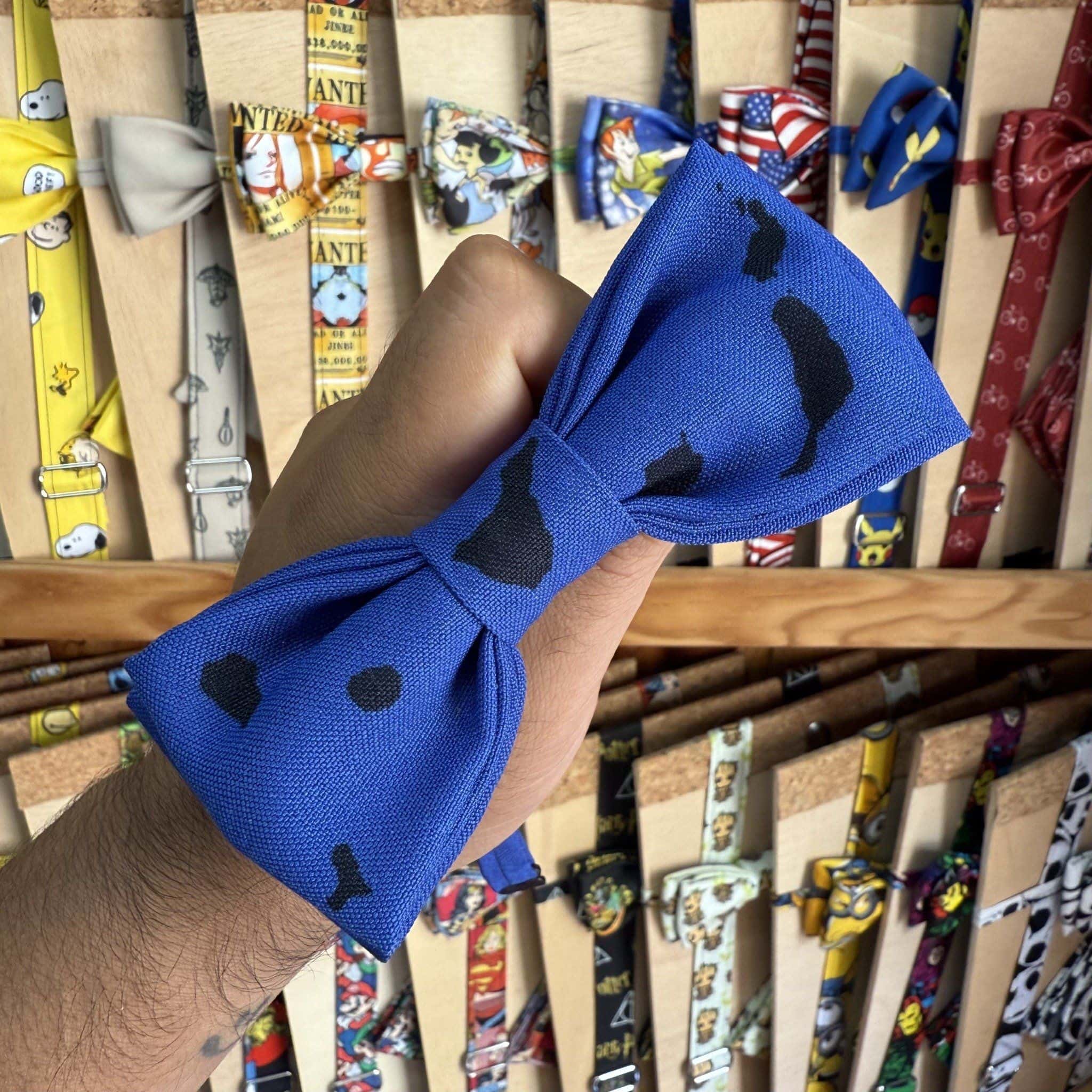 Lazo de tela azul con detalles de dálmata, accesorios de moda y estilo divertido.