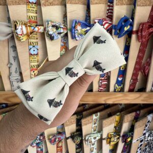 1. Lazo de tela con estampado de payasos y personajes infantiles de colores claros.