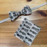 1. Lazo y bufanda de tela con estampado de personajes vintage, ideal para accesorios de moda y complementos.