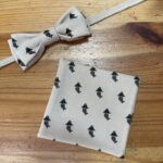 1. Corbata y pañoleta con estampado de personajes tradicionales japoneses.