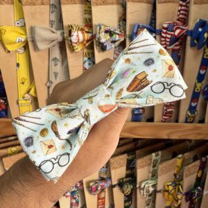 Tocado de tela con estampado de libros y gafas, estilo original y chic.