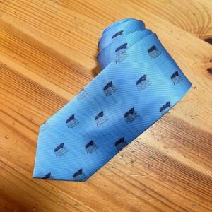 Corbata azul con logotipo de Carmenatis, ideal para eventos formales y modernas propuestas de estilo.