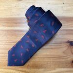 Corbata azul navy con estampado de libélulas rojas para hombre y mujer, elegante y moderna.
