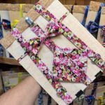 Cinta de tela con estampado floral en colores vibrantes para accesorios de moda y prendas infantiles.