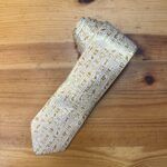 Texto alternativo: Cinta adhesiva con jeroglíficos egipcios, sobre mesa de madera.