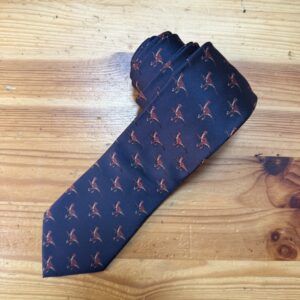 Corbata azul con estampado de caballos en tono burdeos, perfecta para looks elegantes y sofisticados.