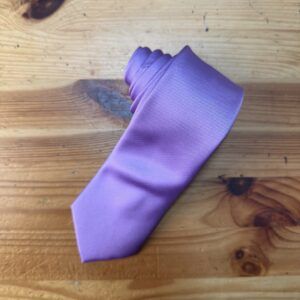 Corbata lila de seda, elegante y de alta calidad, para ocasiones formales y eventos especiales.