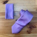 Corbata lavanda con patrón sutil, estilo elegante y moderno, perfecta para ocasiones formales.