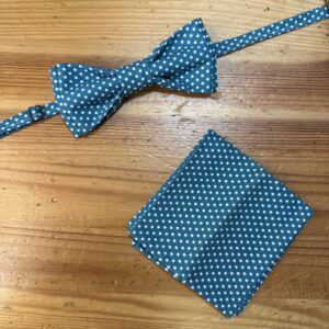 1. Corbatín de tela azul con puntos blancos, ideal para ocasiones especiales y estilos elegantes.
