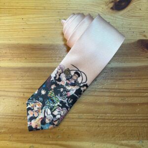 Corbata personalizada con personajes de anime y manga en tonos suaves.