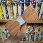 TITULO: Corbata de madera personalizada para niños, estilo divertido y ecológico.