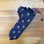 Corbata de seda azul con estampado de ¡, ideal para outfits elegantes y modernos.
