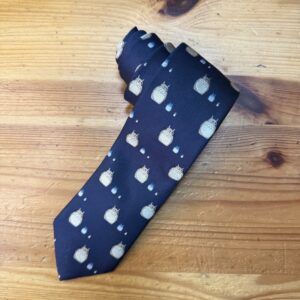 Corbata con diseño de Totoro, ideal para eventos elegantes y casuales.