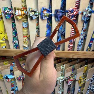 Lupa de madera con asa de diseño vintage, ideal para coleccionistas y amantes de objetos únicos.