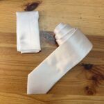 1. Corbata de seda blanca con pañuelo a juego para bodas y eventos elegantes.
