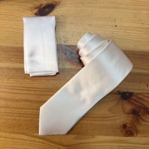 1. Corbata de seda blanca con pañuelo a juego para bodas y eventos elegantes.