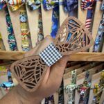 1. Guía de papel de madera con diseño de mariposa y cinta de tela a cuadros.