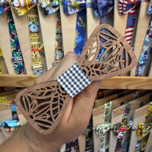 1. Guía de papel de madera con diseño de mariposa y cinta de tela a cuadros.
