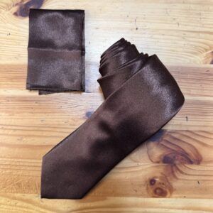 Elegante corbata de cuero marrón con pañuelo a juego, perfecto para ocasiones formales y estilos sofisticados.