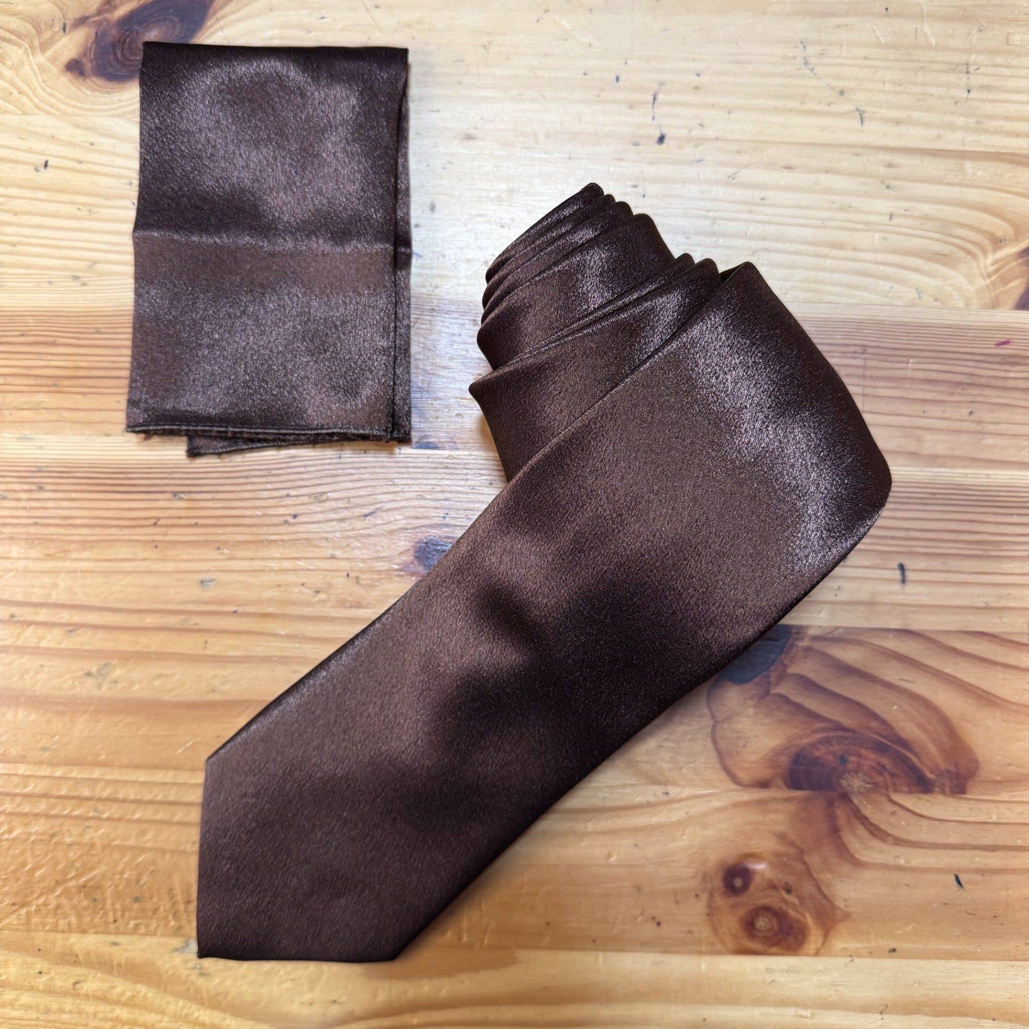 Elegante corbata de cuero marrón con pañuelo a juego, perfecto para ocasiones formales y estilos sofisticados.