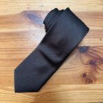 Corbata negra de seda con textura fina, perfecta para eventos formales y elegantes en Sevilla.