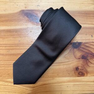 Corbata negra de seda con textura fina, perfecta para eventos formales y elegantes en Sevilla.