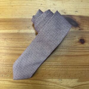 1. Corbata de seda con diseño geométrico en tonos burdeos y blancos, elegante para eventos formales.