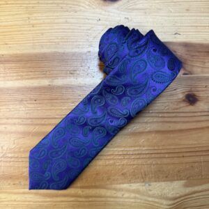 1. Corbata de seda con diseño paisley en tonos azules y verdes.