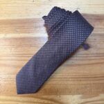 Corbata de seda con estampado de pata de gallo en tonos oscuros, elegancia y estilo en accesorios para hombres.