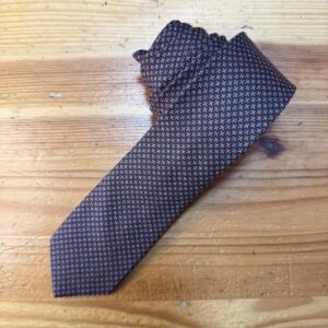 Corbata de seda con estampado de pata de gallo en tonos oscuros, elegancia y estilo en accesorios para hombres.