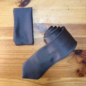 Corbata negra con anudado listo y pañuelo a juego para ocasiones formales.