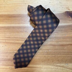 Corbata de rayas en tonos marrón y negro, estilo clásico y elegante.