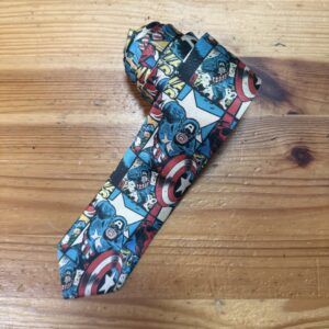 1. Lazo de tela con estampado de súperhéroes Marvel, diseño original y colorido.