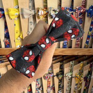1. Lazo de tela con diseño de Spider-Man para niños y adultos, perfecto para peinados divertidos y estilos creativos.