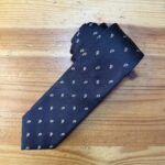 Corbata azul con diseño de pequeños puntos, perfecta para combinar en ocasiones formales y elegantes.