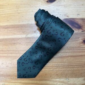 Corbata de seda negra con estampado de signos de interrogación para mujer y hombre.
