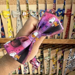 Colorido lazo de pañuelo con personajes de dibujos animados de Peanuts, ideal para accesorios divertidos para niños y adultos.
