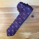 Corbata morada con estampado de bicicletas blancas - Moda masculina elegante.