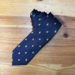 Corbata azul con piñas amarillas y verdes, perfecta para estilos elegantes y divertidos.