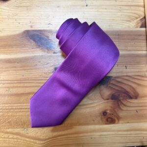 Corbata morada de satén, perfecta para eventos formales y elegantes.