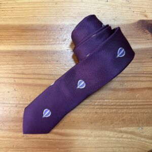 Corbata azul con logotipo de globo aerostático, ideal para eventos formales y profesionales en Madrid.