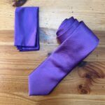 Corbata purple con acabado satinado para eventos formales y elegantes.